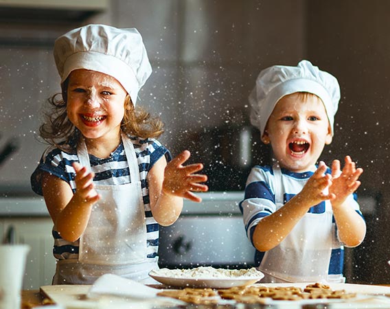 Tko kaže da i djeca ne mogu biti korisna u kuhinji?